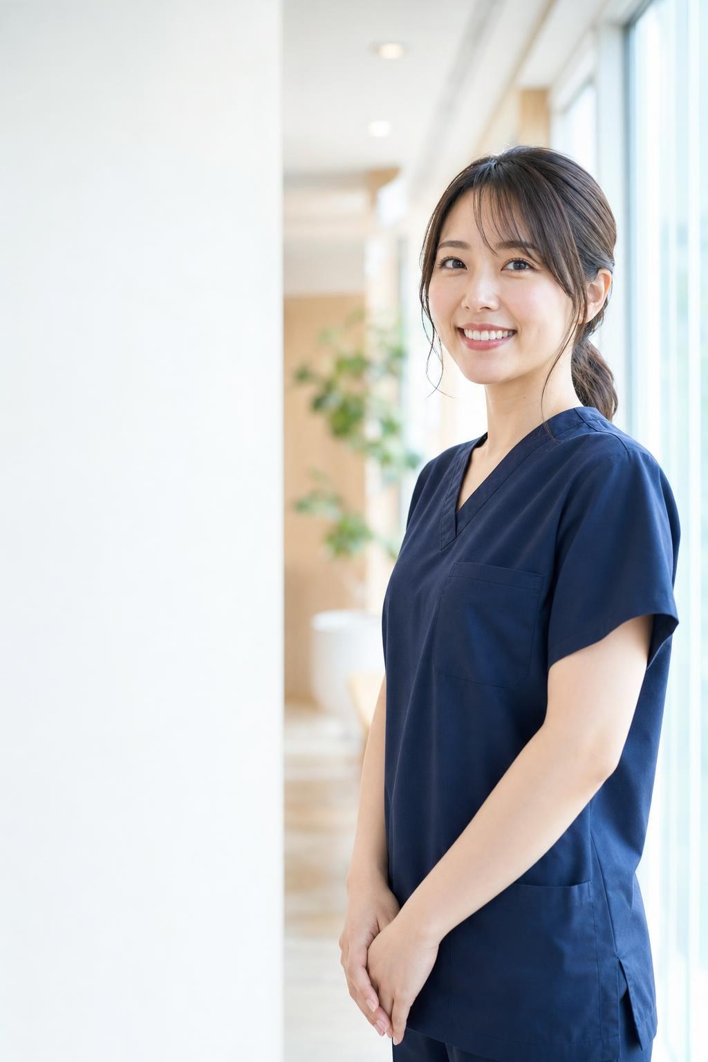 笑顔で働く看護師の女性