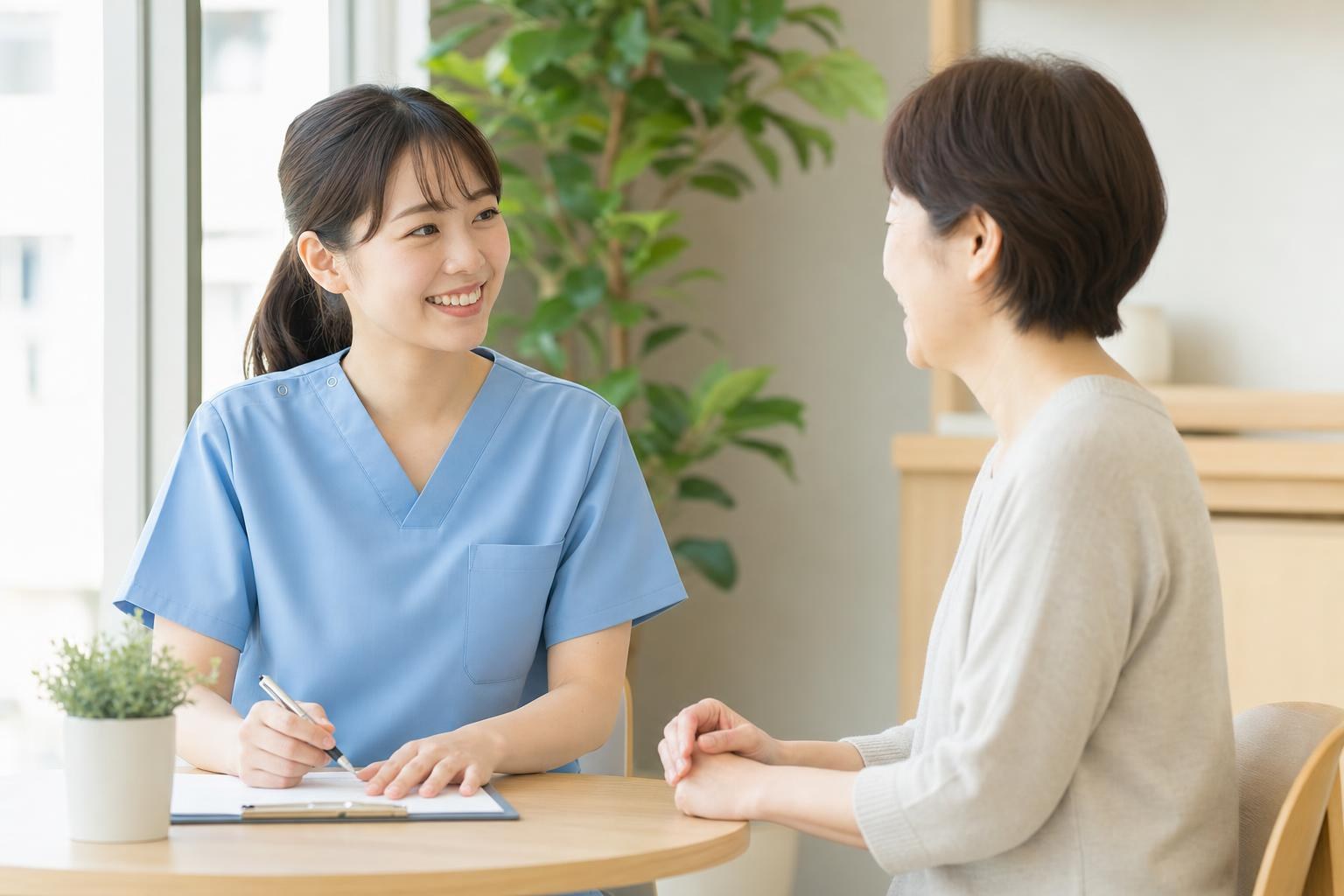 患者さんと笑顔で話す看護師